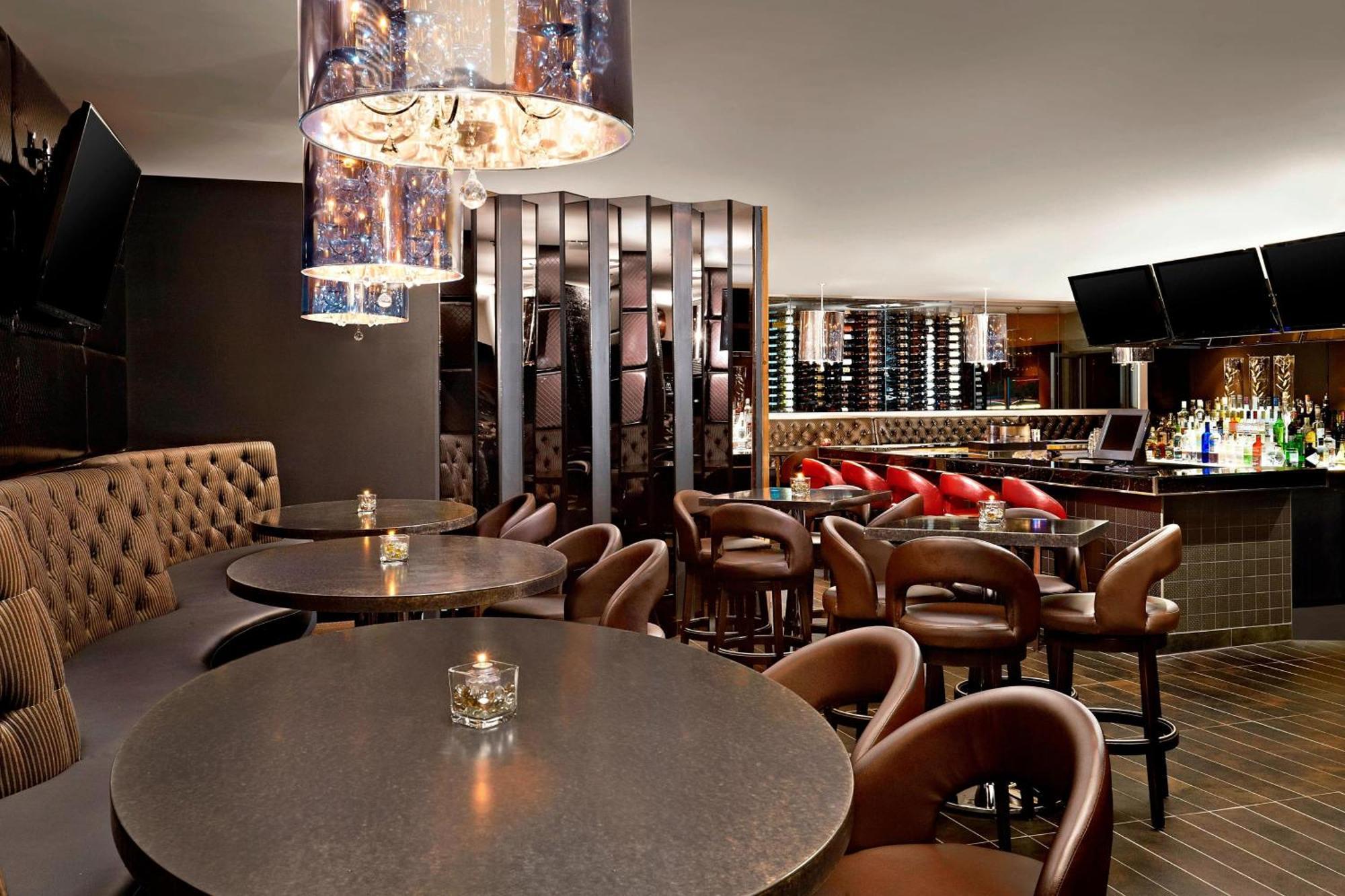 Four Points By Sheraton Hotel & Suites Calgary West Kültér fotó