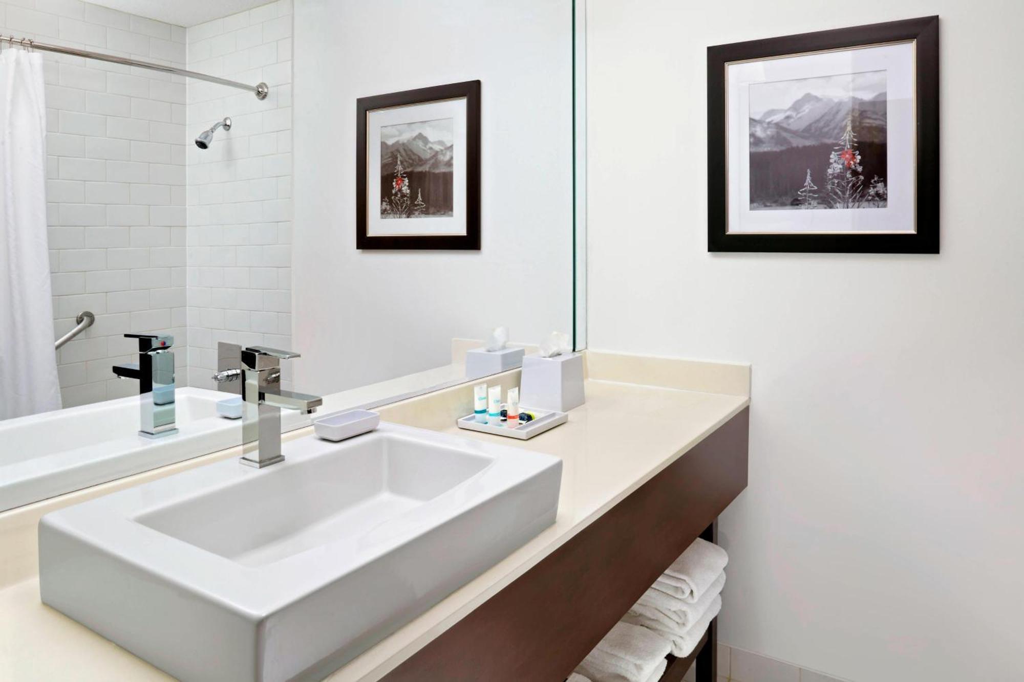 Four Points By Sheraton Hotel & Suites Calgary West Kültér fotó